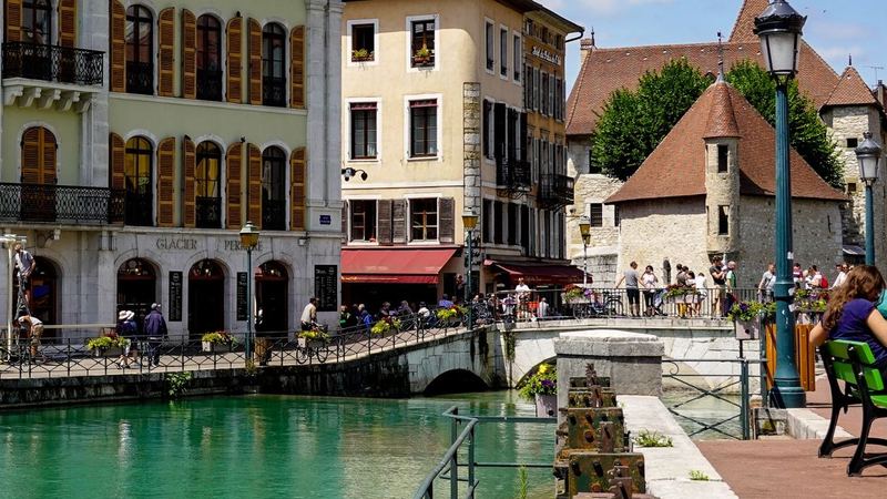 The Palais de l'Isle, shuttered houses and the turquoise canal of Annecy