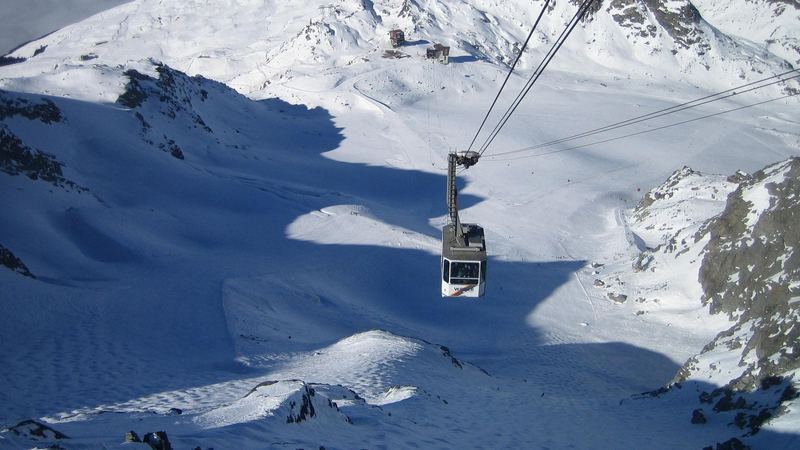 The Verbier cable car climbing high above the snowfields towards Mont Fort